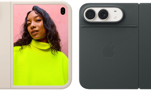 جهاز iPhone Duo، لون أبيض النجوم في حافظة من السيليكون بلون رملي، الوضع الأفقي، مفتوح بالكامل أفقياً، كاميرا Fusion المزدوجة في أعلى اليسار، تغطي الحافظة الجهة الخارجية الخلفية والحافة الخارجية للشاشة الأمامية، تعرض الشاشة الخارجية في الجهة اليمنى صورة بورتريه لشخص. جهاز iPhone Duo، لون أبيض النجوم في محفظة بلون كحلي، الجهة الخارجية الخلفية تعرض الكاميرا المزدوجة ‏Fusion‏ 48MP الخلفية، عدستان