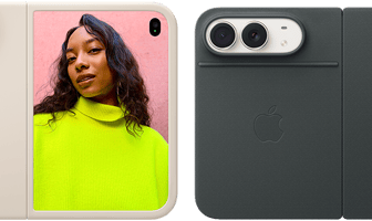 جهاز iPhone Duo، لون أبيض النجوم في حافظة من السيليكون بلون رملي، الوضع الأفقي، مفتوح بالكامل أفقياً، كاميرا Fusion المزدوجة في أعلى اليسار، تغطي الحافظة الجهة الخارجية الخلفية والحافة الخارجية للشاشة الأمامية، تعرض الشاشة الخارجية في الجهة اليمنى صورة بورتريه لشخص. جهاز iPhone Duo، لون أبيض النجوم في محفظة بلون كحلي، الجهة الخارجية الخلفية تعرض الكاميرا المزدوجة ‏Fusion‏ 48MP الخلفية، عدستان