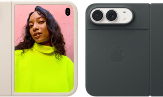 جهاز iPhone Duo، لون أبيض النجوم في حافظة من السيليكون بلون رملي، الوضع الأفقي، مفتوح بالكامل أفقياً، كاميرا Fusion المزدوجة في أعلى اليسار، تغطي الحافظة الجهة الخارجية الخلفية والحافة الخارجية للشاشة الأمامية، تعرض الشاشة الخارجية في الجهة اليمنى صورة بورتريه لشخص. جهاز iPhone Duo، لون أبيض النجوم في محفظة بلون كحلي، الجهة الخارجية الخلفية تعرض الكاميرا المزدوجة ‏Fusion‏ 48MP الخلفية، عدستان