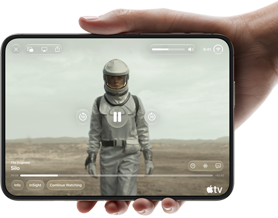 جهاز iPhone Duo، تحمله يد واحدة، مفتوح في الوضع الأفقي، مفتوح بالكامل، الشاشة الداخلية تعرض مسلسل 