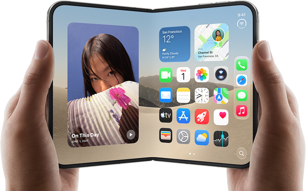 جهاز iPhone Duo، لون أبيض النجوم، يدان تحملان الجهاز في الوضع الأفقي، مفتوح، الشاشة الداخلية تعرض صوراً على الجهة اليسرى، تطبيقات على الجهة اليمنى