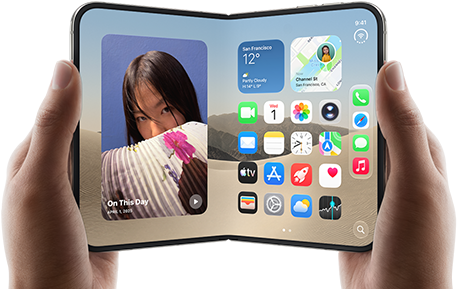 جهاز iPhone Duo، لون أبيض النجوم، يدان تحملان الجهاز في الوضع الأفقي، مفتوح، الشاشة الداخلية تعرض صوراً على الجهة اليسرى، تطبيقات على الجهة اليمنى
