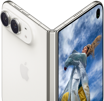 جهاز iPhone Duo، مفتوح جزئياً على شكل كتاب مع آلية المفصل في الوسط، اللوحة الخلفية الخارجية في الجهة اليسرى تحتوي على شعار Apple وكاميرا مزدوجة، الشاشة الخارجية في الجهة اليمنى تعرض صورة بورتريه لشخص بشعر أشقر